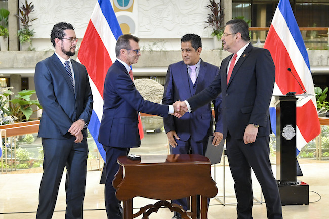 FreeBalance President & CEO, Manuel Schiappa Pietra, shakes hands with President of Costa Rica, Rodrigo Chaves Robles, at yesterday's press conference