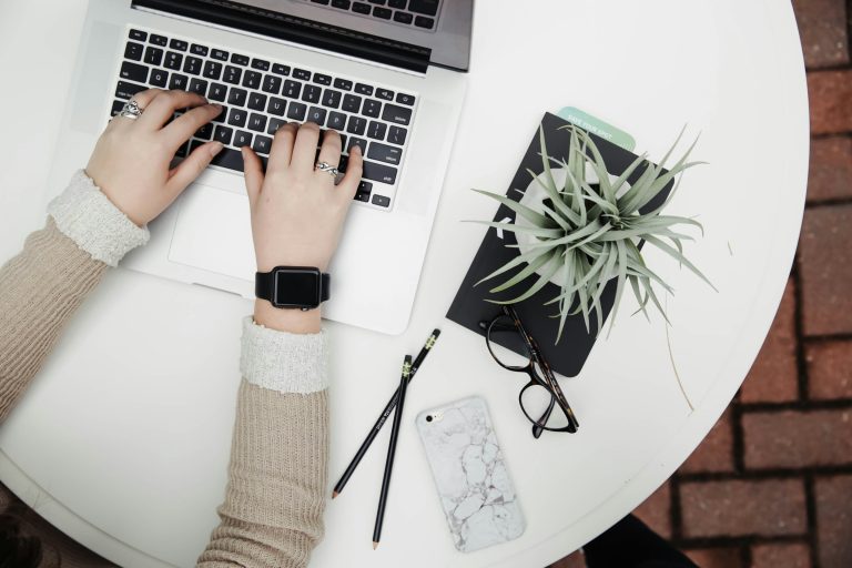 corinne-kutz-tMI2_-r5Nfo-unsplash Rook Irwin Sweeney