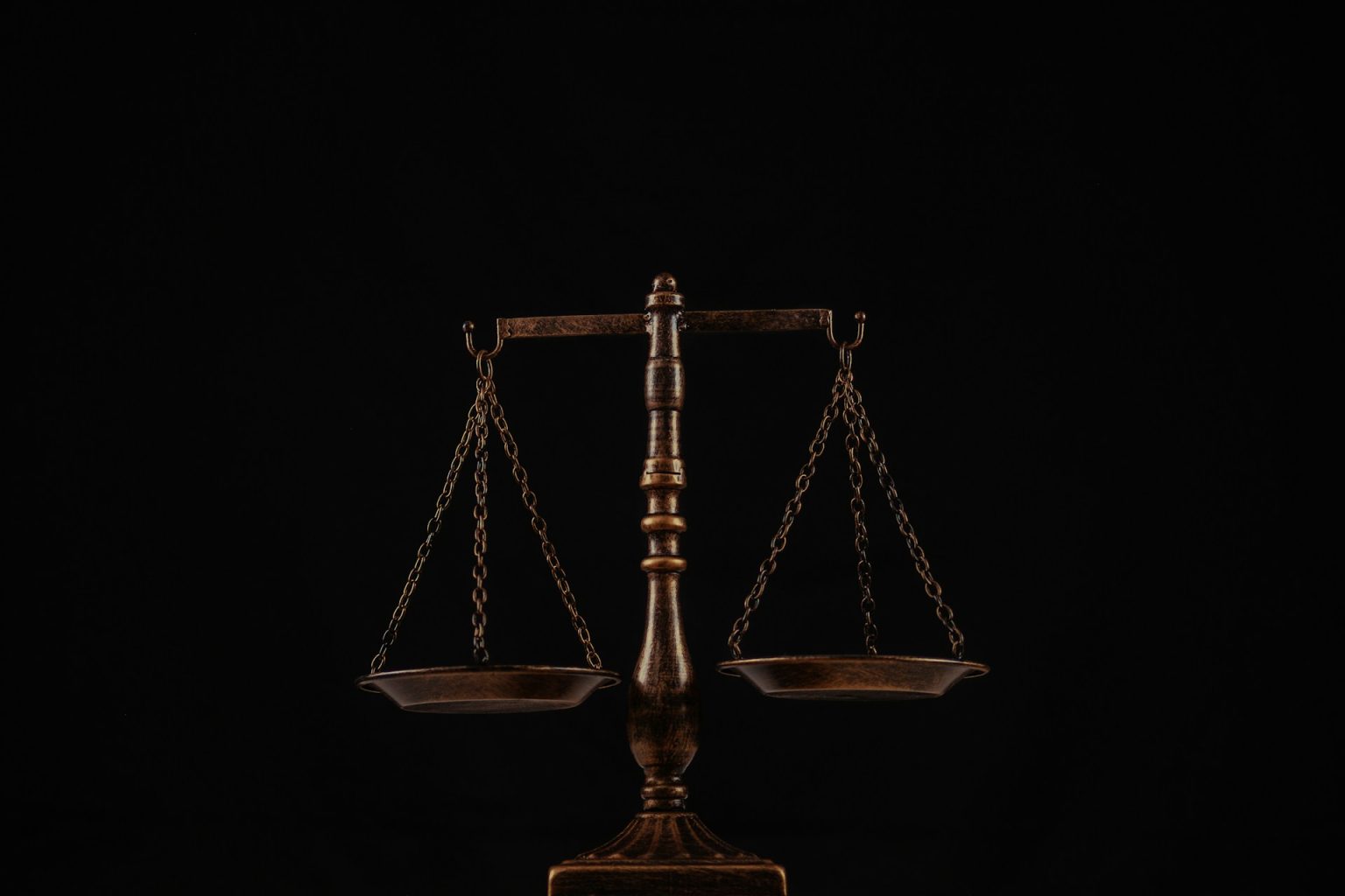 wesley-tingey-diZeo4uzp0o-unsplash (1) Fantastic Lawyers