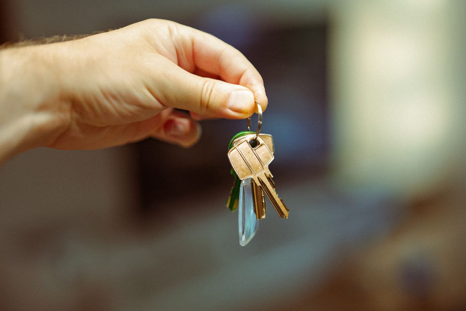 what-happens-when-police-are-called-during-a-separation Hand holding a set of house keys