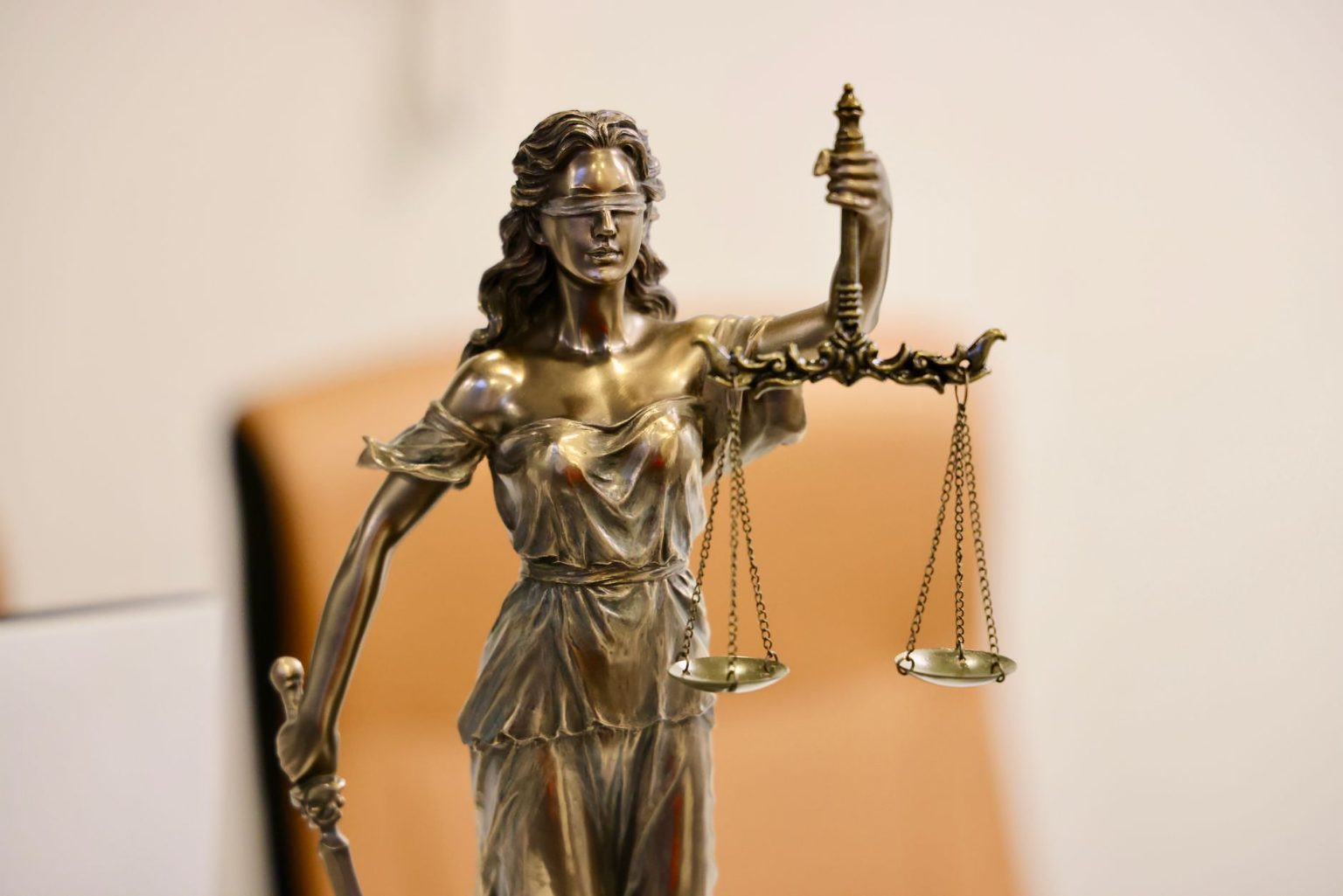why-the-early-stages-of-a-criminal-case-can-be-absolutely-critical Statue of Lady Justice holding scales and a sword